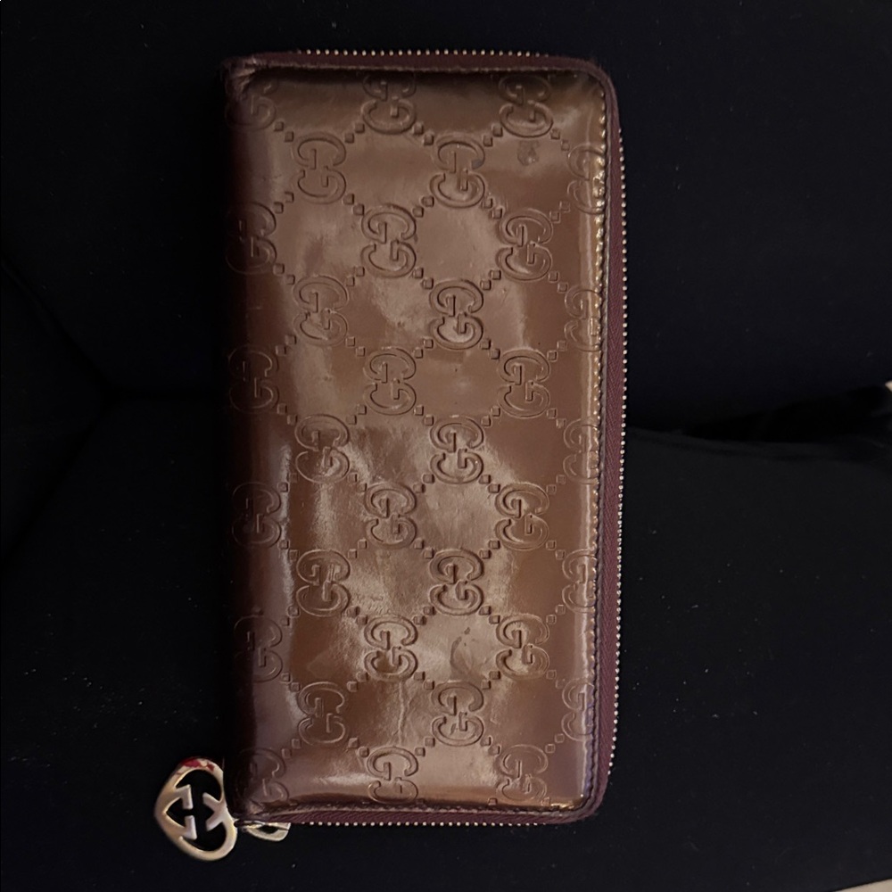 Brown Embossed Zip Wallet Gucci original very  used